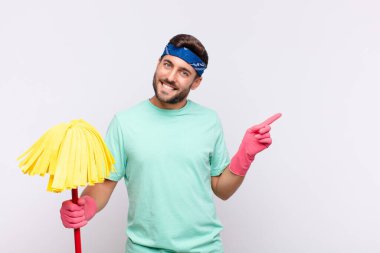 Genç adam gülümsüyor, mutlu, kaygısız ve memnun, fotokopi alanındaki konsepte ya da fikre işaret ediyor.