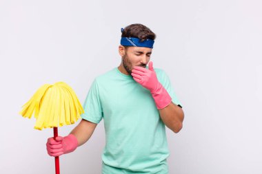 Genç adam boğaz ağrısı ve grip semptomlarıyla öksürüp duruyor.