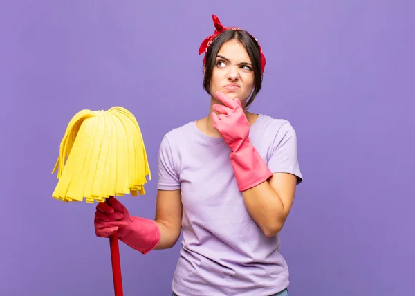 Jonge Mooie Vrouw Denken Gevoel Twijfelachtig Verward Met Verschillende Opties — Stockfoto