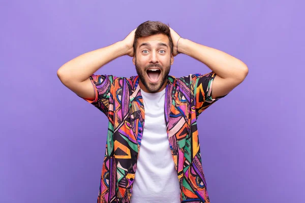 Genç adam mutlu, kaygısız, arkadaş canlısı ve rahat görünüyor. Hayattan ve başarıdan keyif alıyor, olumlu bir tavırla.