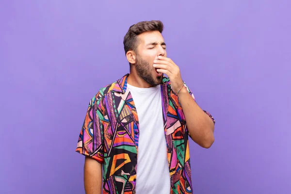 Jovem Bocejando Preguiçosamente Manhã Cedo Acordando Olhando Sonolento Cansado Entediado — Fotografia de Stock