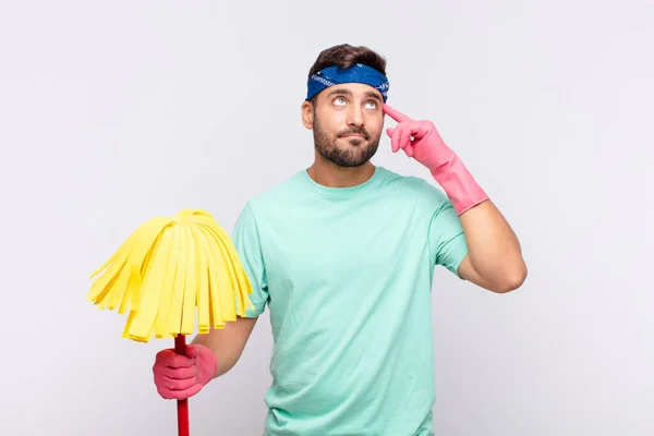 Joven Sintiéndose Confundido Dudando Concentrándose Una Idea Pensando Mucho Buscando — Foto de Stock