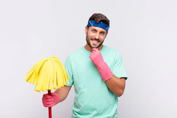 Jeune Homme Regardant Heureux Souriant Avec Main Sur Menton Demandant — Photo