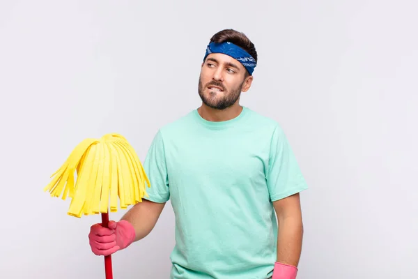 Giovane Uomo Dubitare Pensare Mordere Labbro Sentirsi Insicuri Nervosi Cercando — Foto Stock