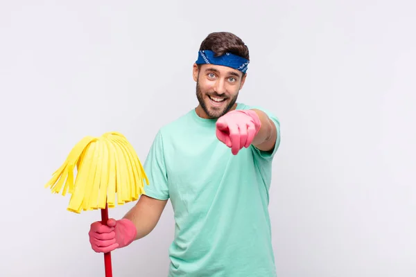 Giovane Uomo Che Punta Alla Macchina Fotografica Con Sorriso Soddisfatto — Foto Stock