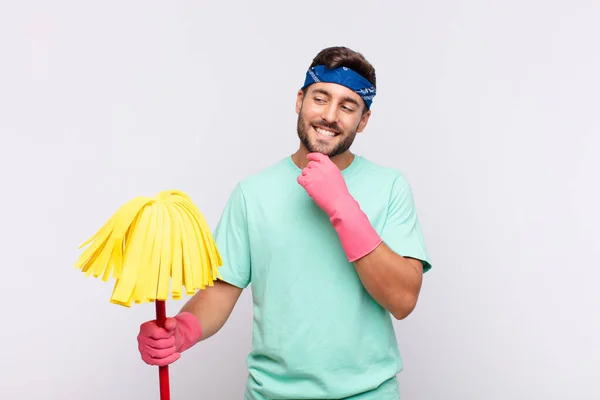 Giovane Uomo Sorridente Con Espressione Felice Sicura Con Mano Sul — Foto Stock