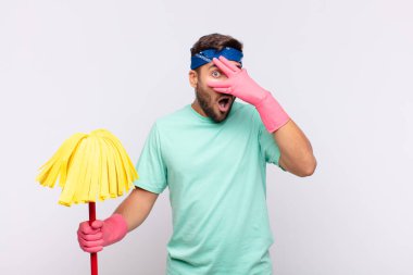 Genç adam şok olmuş, korkmuş ya da korkmuş görünüyor. Yüzü elle örtülmüş ve parmaklarının arasından gizlice bakıyor.