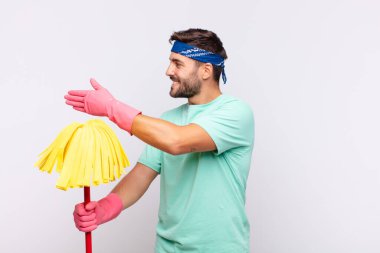 Genç adam gülümsüyor, seni selamlıyor ve başarılı bir anlaşma için el sıkışmayı teklif ediyor.