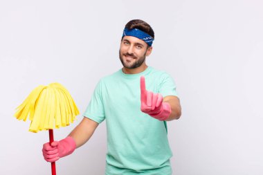 Genç adam gururla gülümsüyor ve gururla bir numaralı pozunu veriyor, kendini lider gibi hissediyor.