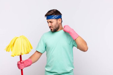 Genç adam stresli, endişeli, yorgun ve hayal kırıklığına uğramış, gömleğini çekmiş, sorunlu görünüyor.