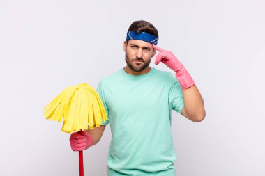 Genç adam şaşkın ve şaşkın hissediyor, deli, deli ya da aklını kaçırmış olduğunu gösteriyor.