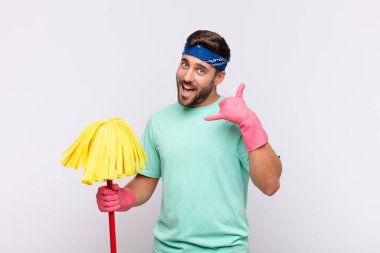 Genç adam neşeyle gülümsüyor ve kamerayı işaret ediyor. Sonra seni arıyor, telefonla konuşuyor.