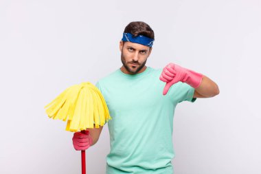 Genç adam kendini kafası karışmış, bilgisiz ve kararsız hissediyor. İyi ve kötü seçenekleri farklı seçeneklerle tartıyor.