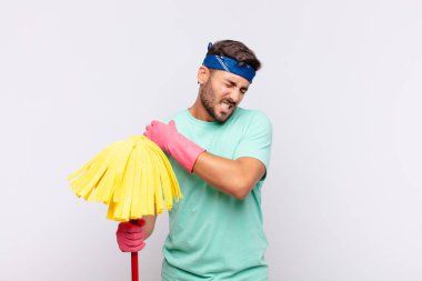 Genç adam yorgun, stresli, endişeli, hayal kırıklığına uğramış ve depresyonda, sırtı ya da boynu ağrıyan