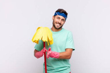 Genç adam mutlu ve başarılı hissediyor, gülümsüyor ve alkışlıyor, alkışlarla tebrik ediyor.