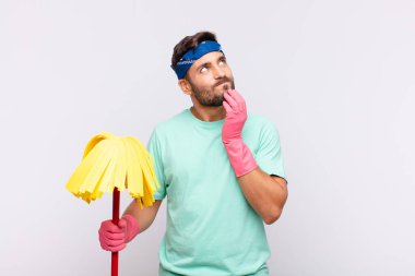 Delikanlı gururlu, haylaz ve kibirli. Şeytani bir plan yaparken ya da bir numara düşünürken.