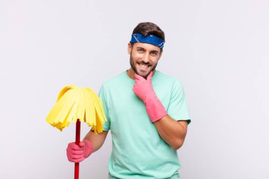 Genç adam gülümsüyor, hayattan zevk alıyor, mutlu, arkadaş canlısı, tatmin olmuş ve tasasız.