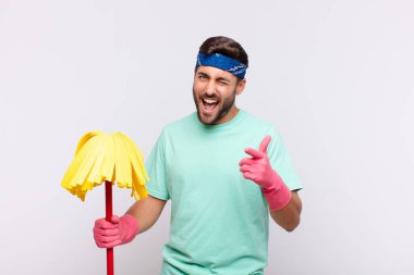 Genç adam kendini mutlu, sakin, tatmin olmuş, rahat ve başarılı hissediyor, kameraya bakıyor, seni seçiyor.