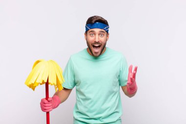 Genç adam kendini mutlu, şaşkın, şanslı ve şaşırmış hissediyor, ciddi ciddi her şeyi söylemek gibi mi? İnanılmaz!