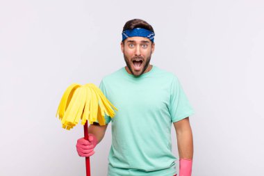 Delikanlı korkmuş ve şok olmuş hissediyor, ağzı açık ve şaşırmış.