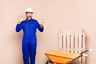 Delikanlı sersemlemiş ve korkmuş hissediyor. Korkutucu bir şeyden korkuyor. Elleri açık, inşaat konseptinden uzak durun diyor.