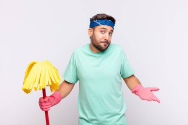 Genç adam şaşkın ve şaşkın hissediyor, doğru cevap veya karardan emin değil, bir seçim yapmaya çalışıyor.