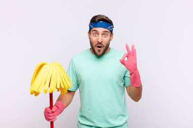 Delikanlı şok olmuş, şaşırmış ve şaşırmış hissediyor. Onaylıyor. İki eliyle de onay işareti yapıyor.