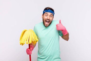 Genç adam gülümsüyor. Mutlu, pozitif, kendinden emin ve başarılı görünüyor.