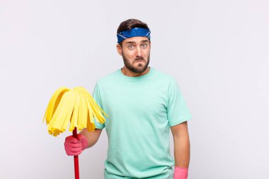 Genç adam üzgün ve stresli, kötü bir sürpriz yüzünden üzgün, olumsuz, endişeli bir bakışla