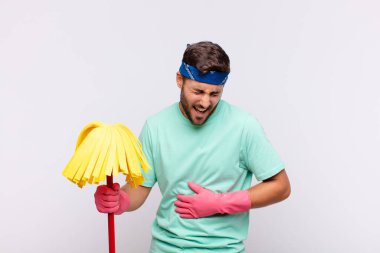 Genç adam endişeli, hasta, hasta ve mutsuz hissediyor. Ağrılı bir mide ağrısı ya da grip geçiriyor.