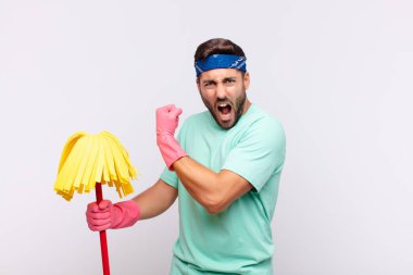 Genç adam kendini mutlu, tatmin olmuş ve güçlü hissediyor, kaslı ve formda, spor salonundan sonra güçlü görünüyor.