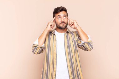 Genç adam kafası karışık ya da şüpheci, bir fikre odaklanmış, çok düşünüyor, kenarda boşluğu kopyalamak istiyor.