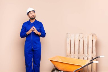 Genç adam entrikalar ve komplolar kuruyor, sinsi hileler ve hileler düşünüyor, kurnaz ve ihanet dolu inşaat konsepti