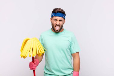 Genç adam tiksinmiş ve sinirlenmiş hissediyor, dilini dışarı çıkarıyor, iğrenç ve iğrenç bir şeyden hoşlanmıyor.