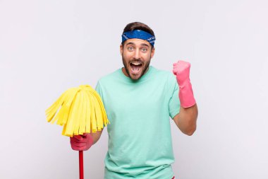 Genç adam mutlu, pozitif ve başarılı hissediyor, zaferi, başarıları ya da iyi şansı kutluyor.