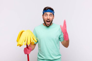 Delikanlı şaşkın ve şaşkın bakıyor, inanılmaz bir şey fark ettiğinde çenesi şaşkın şaşkın