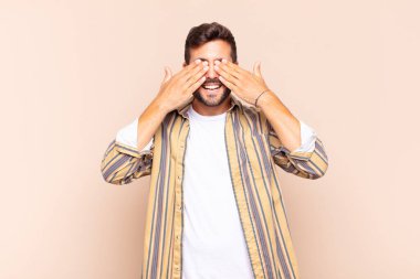 Genç adam gülümsüyor ve mutlu hissediyor, iki eliyle gözlerini kapatıyor ve inanılmaz bir sürpriz bekliyor.