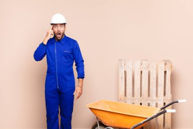 Genç adam şaşırmış, ağzı açık, şok olmuş, yeni bir düşünce, fikir ya da konsept inşa kavramının farkına varıyor.