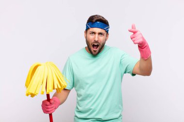 Öfkeli agresif bir ifadeyle kameraya bakan genç bir adam öfkeli, çılgın bir patron gibi görünüyor.