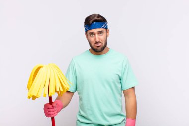 Genç adam üzgün ve mızmızlanıyor, mutsuz bir bakışla, negatif ve hayal kırıklığına uğramış bir tavırla ağlıyor.