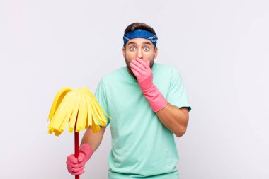 Genç adam endişeli, üzgün ve korkmuş hissediyor, elleriyle ağzını kapatıyor, endişeli ve berbat görünüyor.