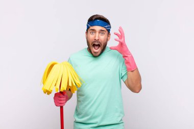 Genç adam elleri havada bağırıyor, öfkeli, sinirli, stresli ve üzgün hissediyor.