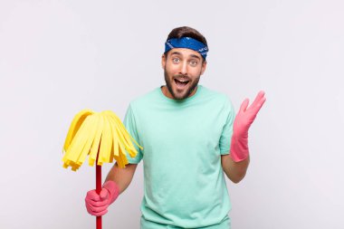 Genç adam mutlu, şaşırmış ve neşeli hissediyor, pozitif bir tavırla gülümsüyor, bir çözüm ya da fikir buluyor.