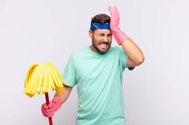 Genç adam stresli ve endişeli, depresif ve hayal kırıklığına uğramış hissediyor, iki elini de başa kaldırıyor.