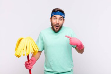 Genç adam gururlu ve şaşırmış hissediyor, kendine güvenen, başarılı bir numara gibi hisseden.