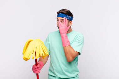 Delikanlı korkmuş ya da utanmış hissediyor. Gözleri yarı kapalı ya da ellerle dikizliyor ya da dikizliyor.