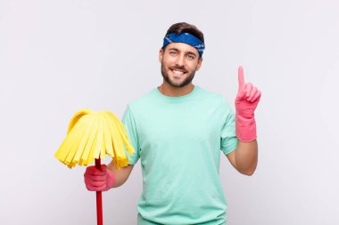 Genç adam mutlu ve mutlu bir şekilde gülümsüyor, tek eliyle boşluğu dolduruyor.