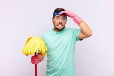 Genç bir adam unutulmuş bir süre için panikliyor, stresli hissediyor, bir pisliği ya da hatayı örtbas etmek zorunda kalıyor.