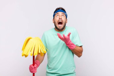 Genç adam umutsuz ve hayal kırıklığına uğramış görünüyor, stresli, mutsuz ve sinirli, bağırıyor ve çığlık atıyor.