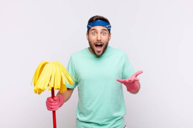 Genç adam son derece şok olmuş ve şaşırmış, endişeli ve paniklemiş hissediyor, stresli ve dehşete kapılmış bir bakışla